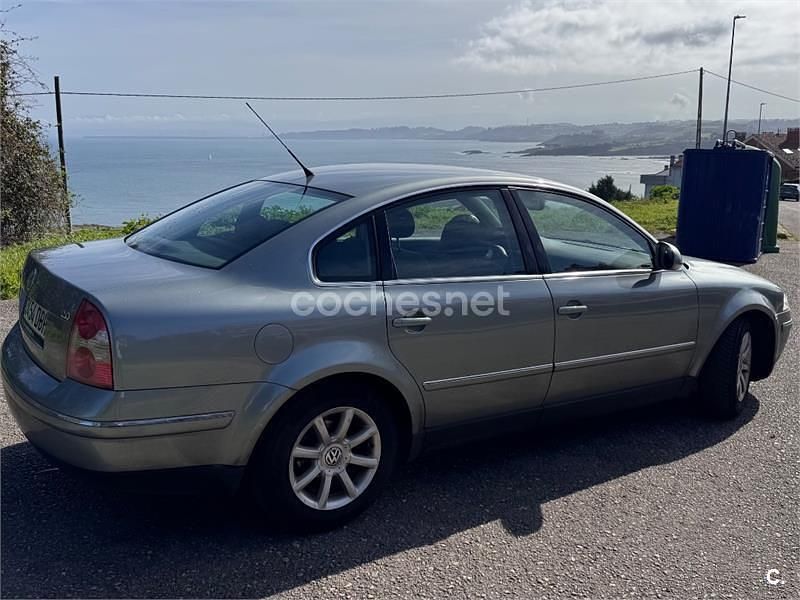 Usado VW Passat Highline 130 CV (95 kW) 2004 Gris / plata Berlina