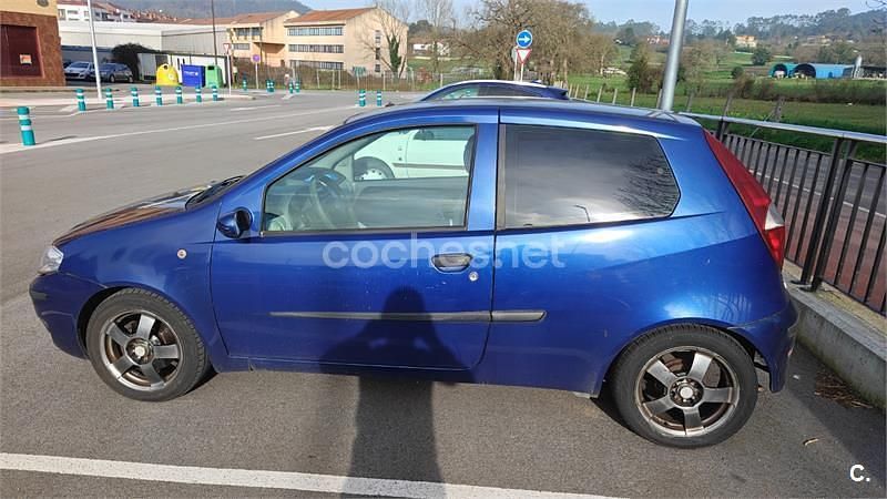 Usado Fiat Punto Dynamic 70 CV (51 kW) 2003 Azul Utilitario