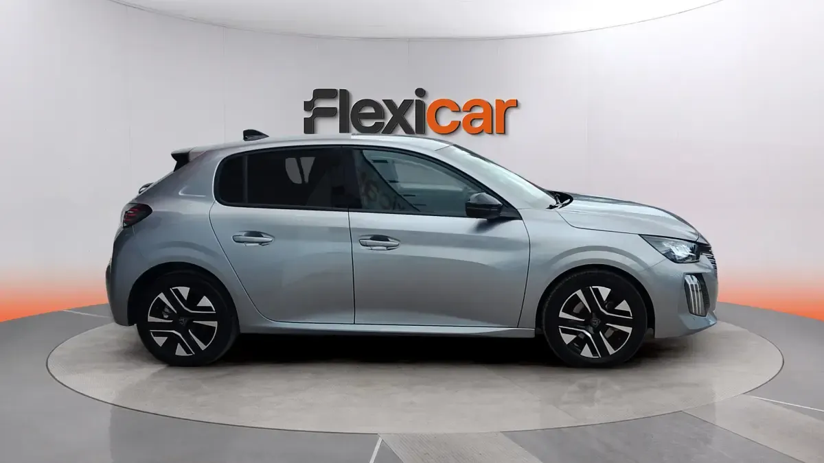 Usado Peugeot 208 Allure 101 CV (74 kW) 2025 Gris Utilitario