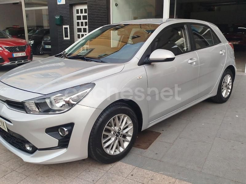 Gris / plata Usado 2022 Kia Rio Berlina | 13.500 € (Precio justo) - Imagen 1/4