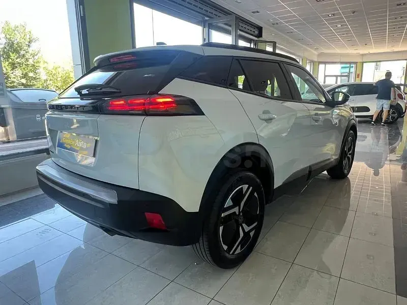 Usado Peugeot 2008 Allure 100 CV (73 kW) 2024 Blanco SUV
