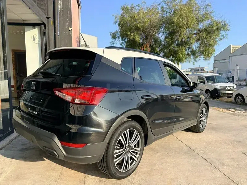 Usado Seat Arona Style 110 CV (80 kW) 2023 Negro SUV