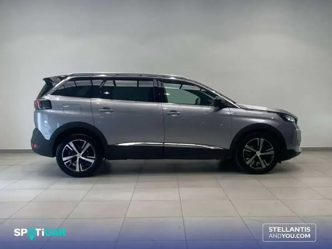 Usado Peugeot 5008 GT 131 CV (96 kW) 2023 Gris SUV