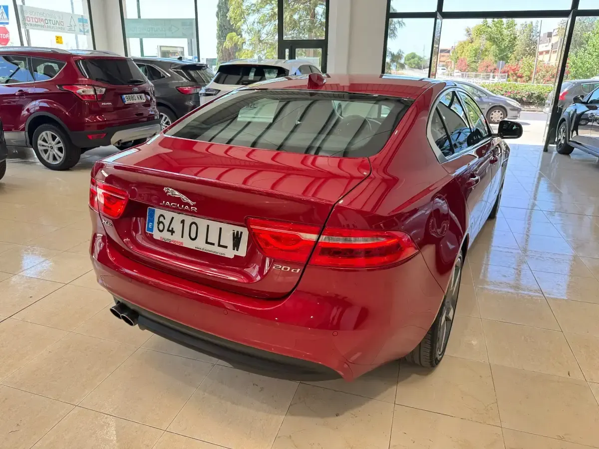 Usado Jaguar XE SE 180 CV (132 kW) 2021 Rojo Berlina