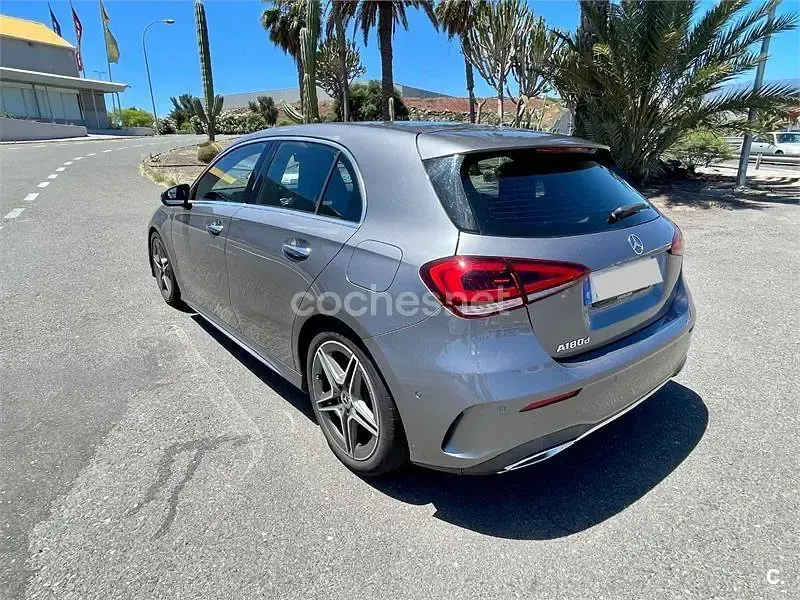 Usado Mercedes A180 116 CV (85 kW) 2021 Gris / plata Berlina