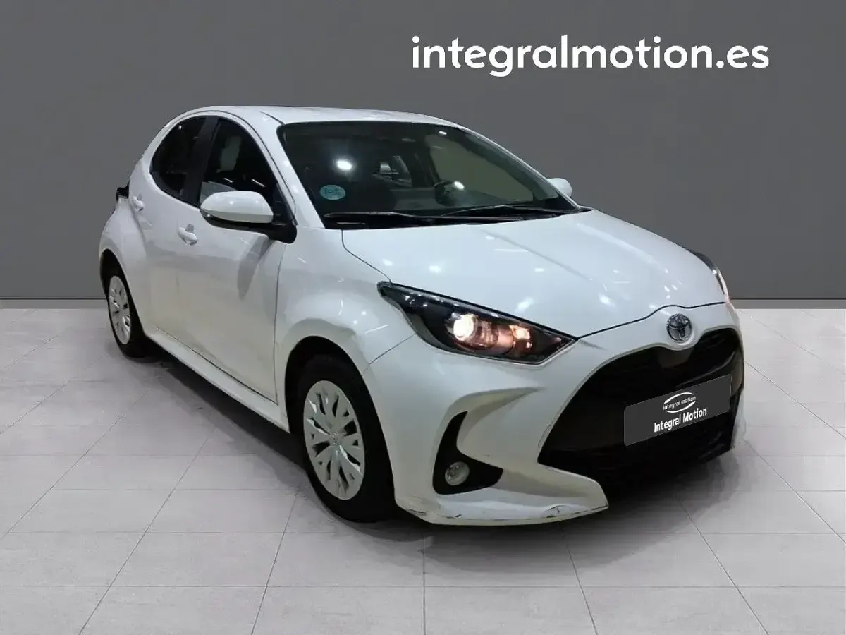 Usado Toyota Yaris Business Edition 69 CV (50 kW) 2022 Blanco Utilitario