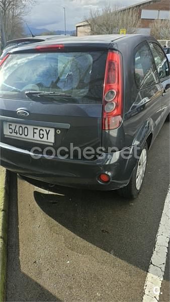 Usado Ford Fiesta Trend 68 CV (50 kW) 2006 Gris / plata Utilitario