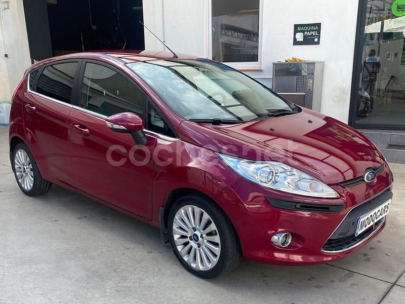 Granate Usado 2010 Ford Fiesta Titanium Utilitario | 6900 € (Precio justo) - Imagen 1/4