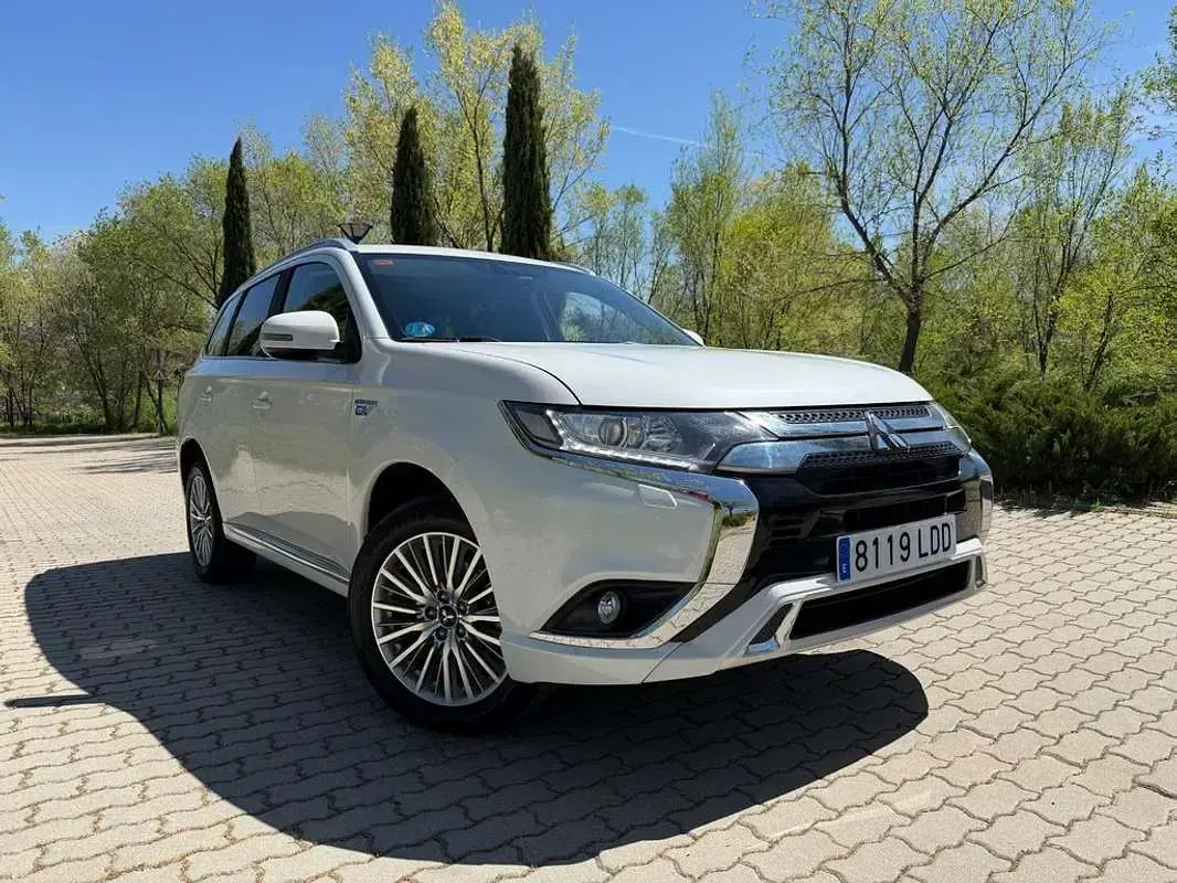 Usado Mitsubishi Outlander P-HEV Motion 224 CV (164 kW) 2020 Blanco SUV