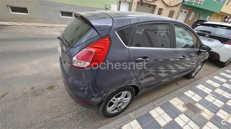 Usado Ford Fiesta Titanium 75 CV (55 kW) 2014 Gris / plata Utilitario