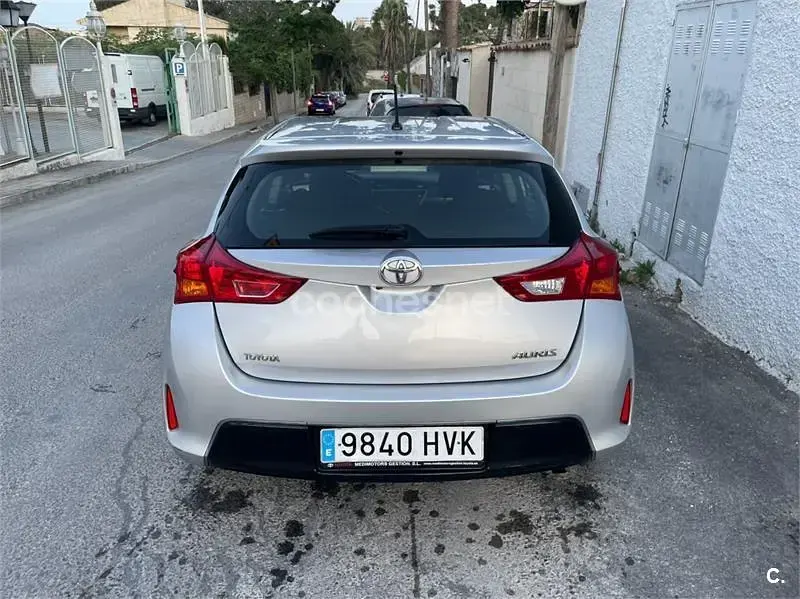 Usado Toyota Auris Active 90 CV (66 kW) 2014 Gris / plata Berlina