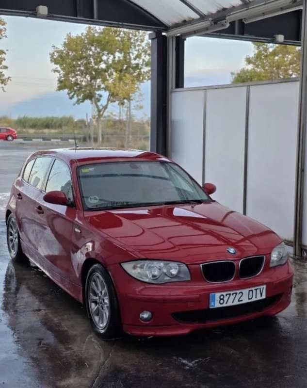 Rojo Usado 2005 BMW 118 Utilitario | 5495 € (Precio justo) - Imagen 1/4