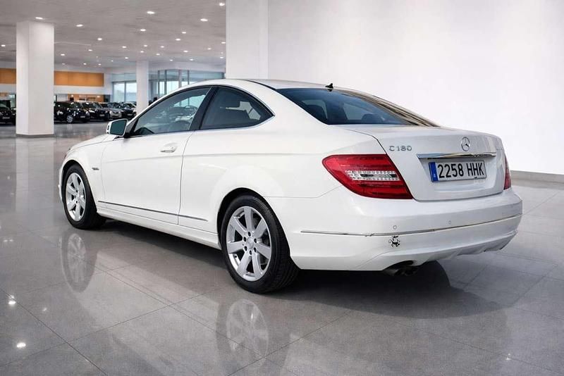Usado Mercedes C180 156 CV (114 kW) 2011 Blanco Berlina