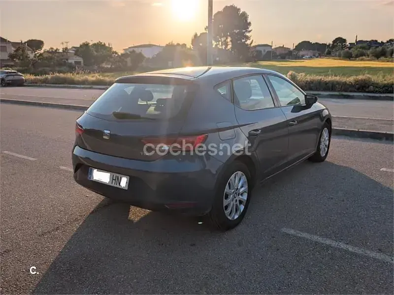 Usado Seat Leon Reference 105 CV (77 kW) 2013 Azul Berlina