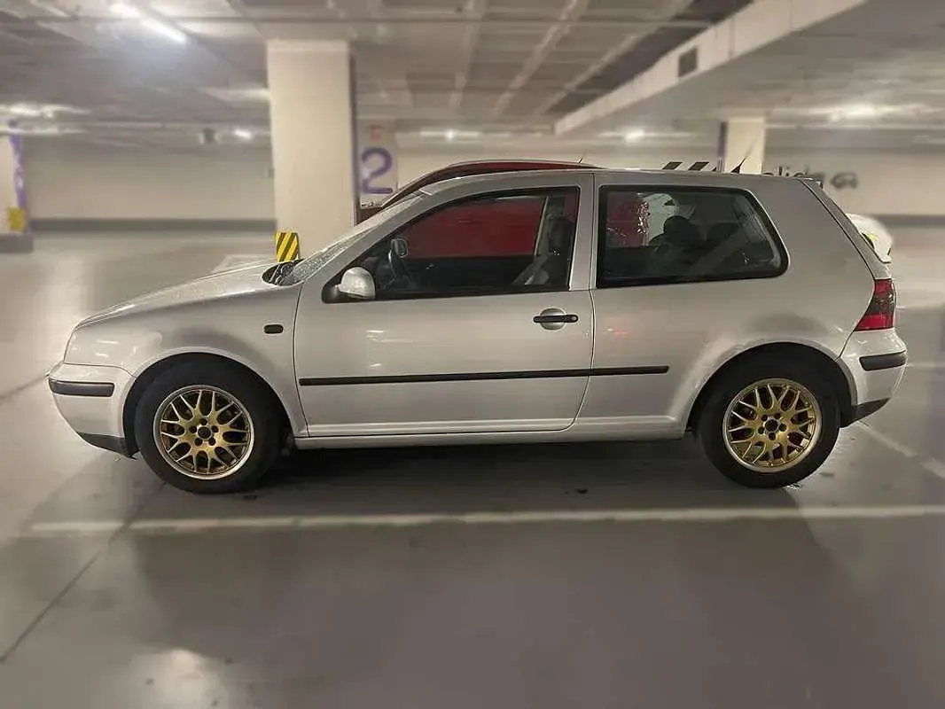 Usado VW Golf IV Highline 101 CV (74 kW) 2001 Gris Berlina