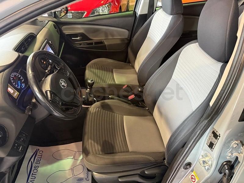 Usado Toyota Yaris Active 111 CV (81 kW) 2018 Gris / plata Berlina