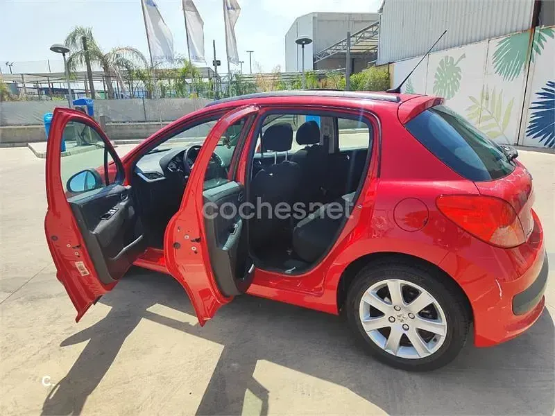 Usado Peugeot 207 110 CV (80 kW) 2006 Rojo Berlina