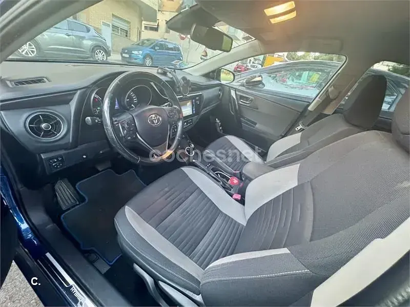 Usado Toyota Auris Hybrid 136 CV (100 kW) 2016 Azul Berlina