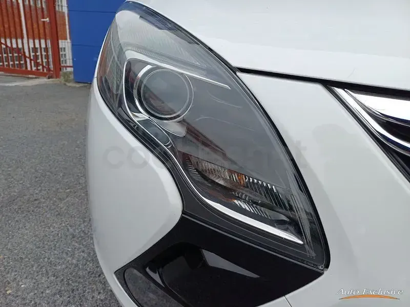 Usado Opel Zafira Tourer Expression 120 CV (88 kW) 2016 Blanco Monovolumen