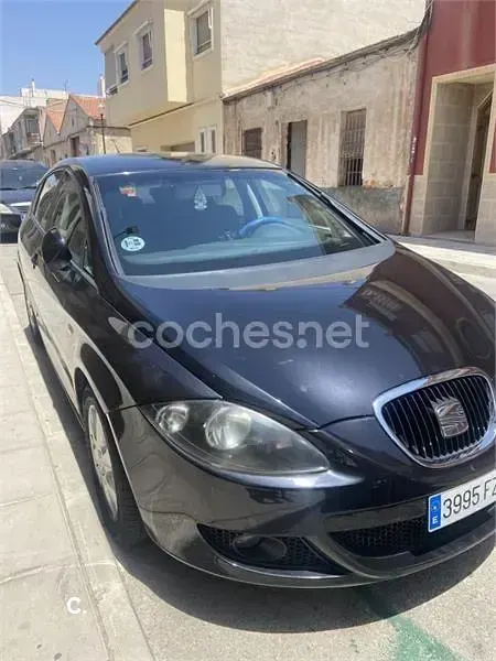 Usado Seat Leon Reference 105 CV (77 kW) 2008 Negro Utilitario