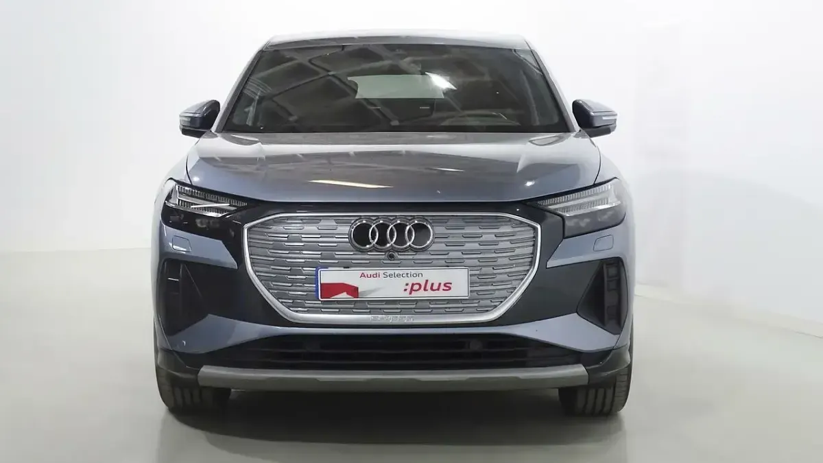 Usado Audi Q4 e-tron Ambiente 150 kW (204 HP) 2022 Azul SUV