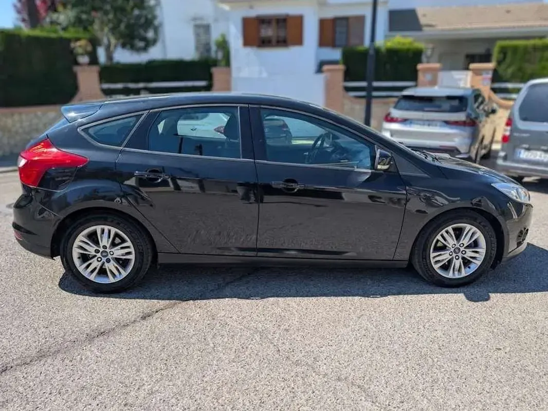 Usado Ford Focus Trend 109 CV (80 kW) 2013 Negro Utilitario