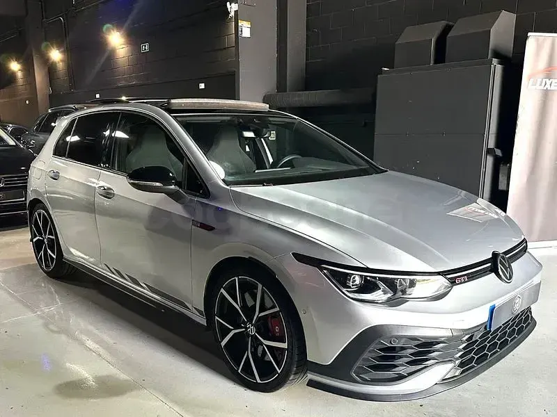 Usado VW Golf VII GTI Clubsport 301 CV (221 kW) 2021 Gris / plata Utilitario