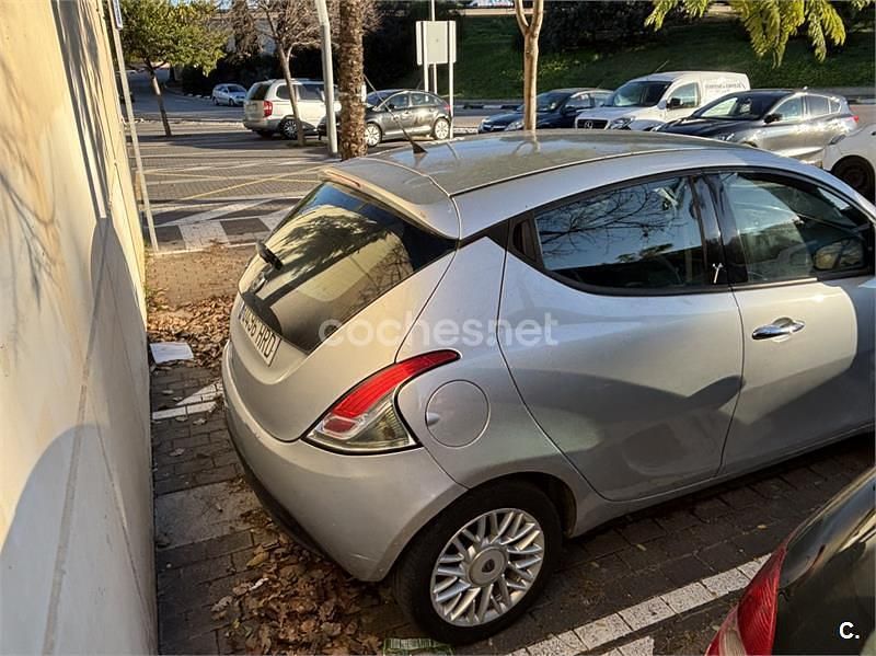 Usado Lancia Ypsilon Platinum 69 CV (50 kW) 2013 Gris / plata Utilitario