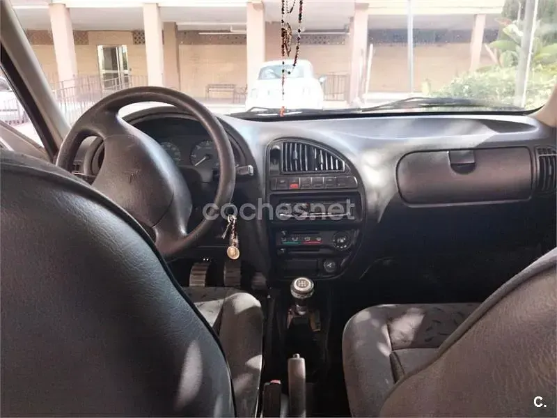 Usado Citroën Saxo 58 CV (42 kW) 2001 Gris / plata Utilitario