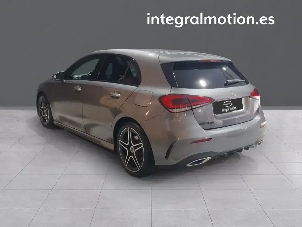Usado Mercedes A180 115 CV (84 kW) 2021 Gris Berlina