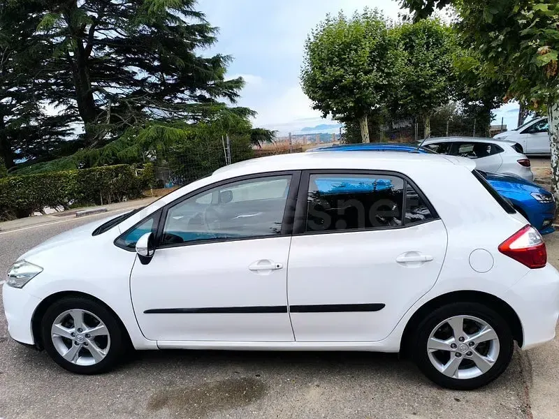 Usado Toyota Auris Active 90 CV (66 kW) 2011 Blanco Utilitario