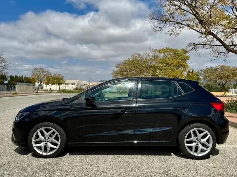 Usado Seat Ibiza FR 90 CV (66 kW) 2021 Negro Utilitario