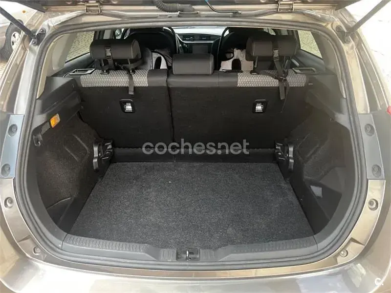 Usado Toyota Auris Hybrid Edition 136 CV (100 kW) 2018 Gris / plata Berlina