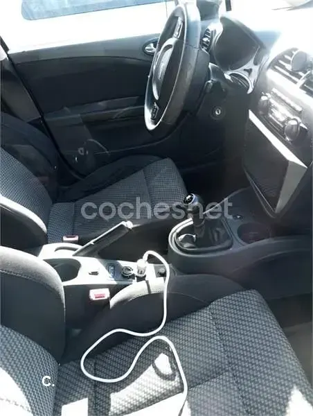 Usado Seat Leon Reference 140 CV (102 kW) 2004 Negro Utilitario