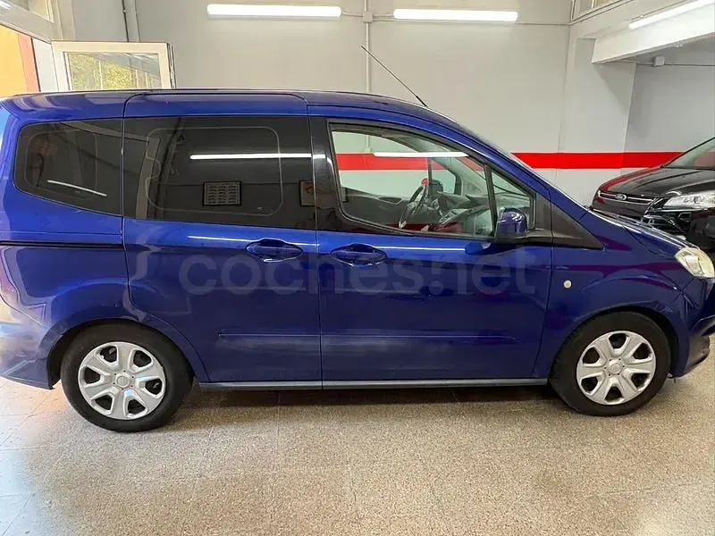 Usado Ford Tourneo Courier Trend 75 CV (55 kW) 2015 Azul Monovolumen