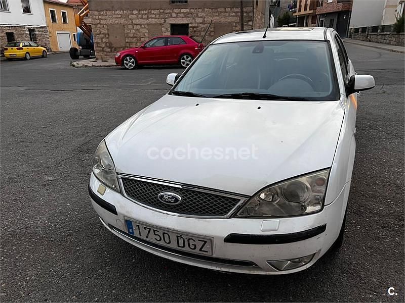 Usado Ford Mondeo Trend 155 CV (114 kW) 2004 Blanco Berlina