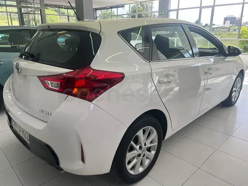 Usado Toyota Auris Active 132 CV (97 kW) 2015 Blanco Berlina