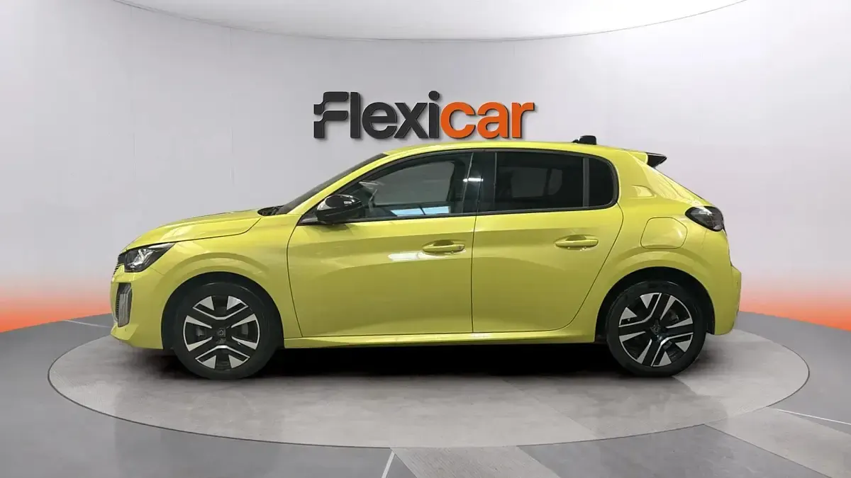 Usado Peugeot 208 Allure 101 CV (74 kW) 2025 Amarillo Utilitario