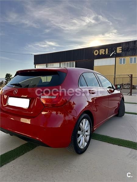Usado Mercedes A180 Urban 122 CV (89 kW) 2014 Rojo Berlina