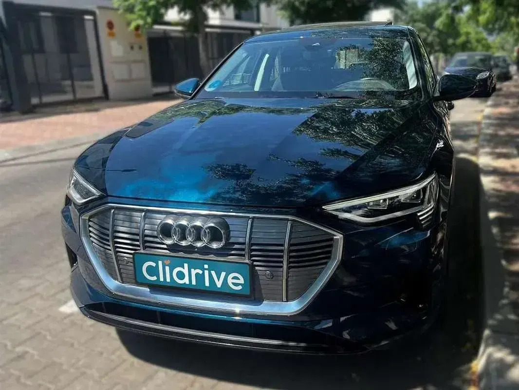 Usado Audi e-tron Premium 300 kW (408 CV) 2021 Azul SUV