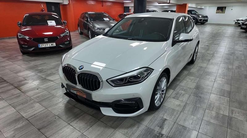 Usado BMW 118 Sport Line 136 CV (100 kW) 2020 Blanco Utilitario