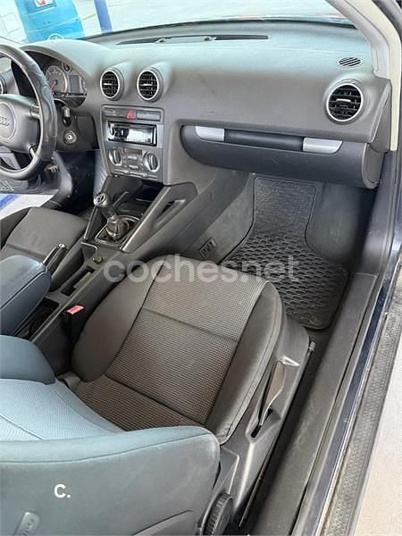 Usado Audi A3 Attraction 140 CV (102 kW) 2004 Azul Utilitario