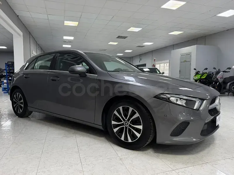 Usado Mercedes A180 116 CV (85 kW) 2022 Gris / plata Berlina