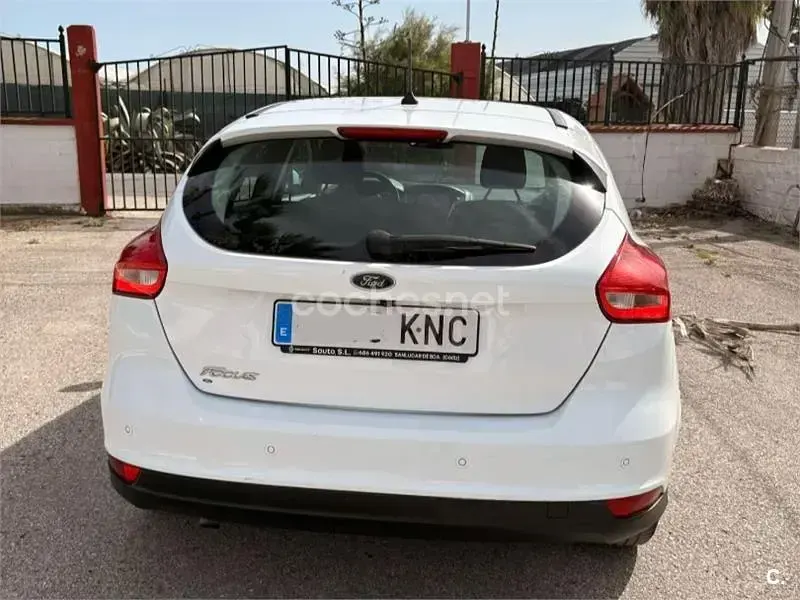 Usado Ford Focus Trend 120 CV (88 kW) 2018 Blanco Berlina