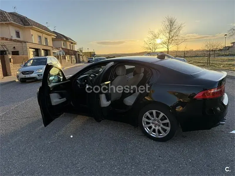 Usado Jaguar XE R-Sport 180 CV (132 kW) 2016 Negro Berlina
