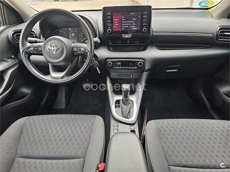 Usado Toyota Yaris Hybrid Style 116 CV (85 kW) 2021 Gris / plata Berlina
