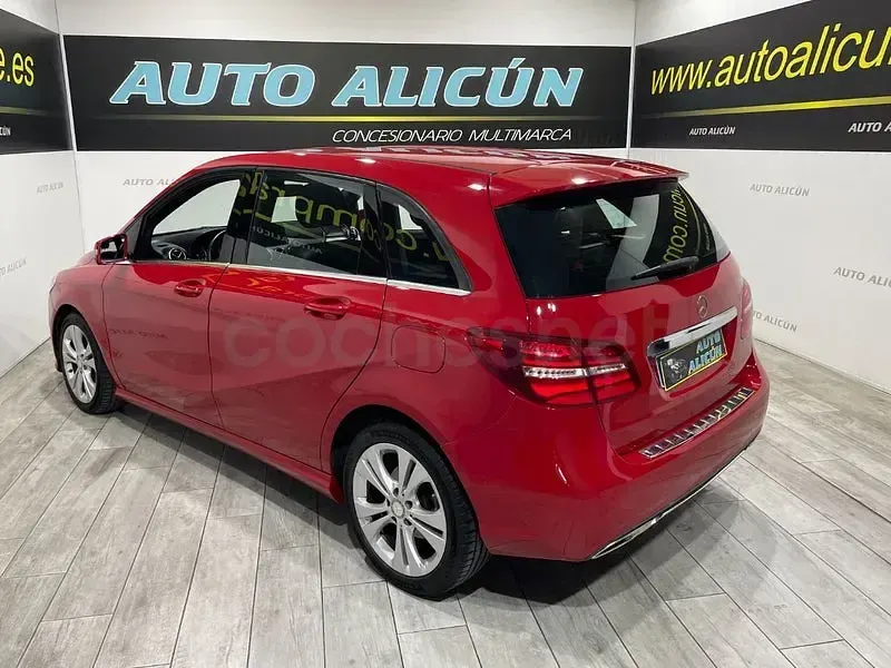 Usado Mercedes B180 109 CV (80 kW) 2016 Rojo Utilitario