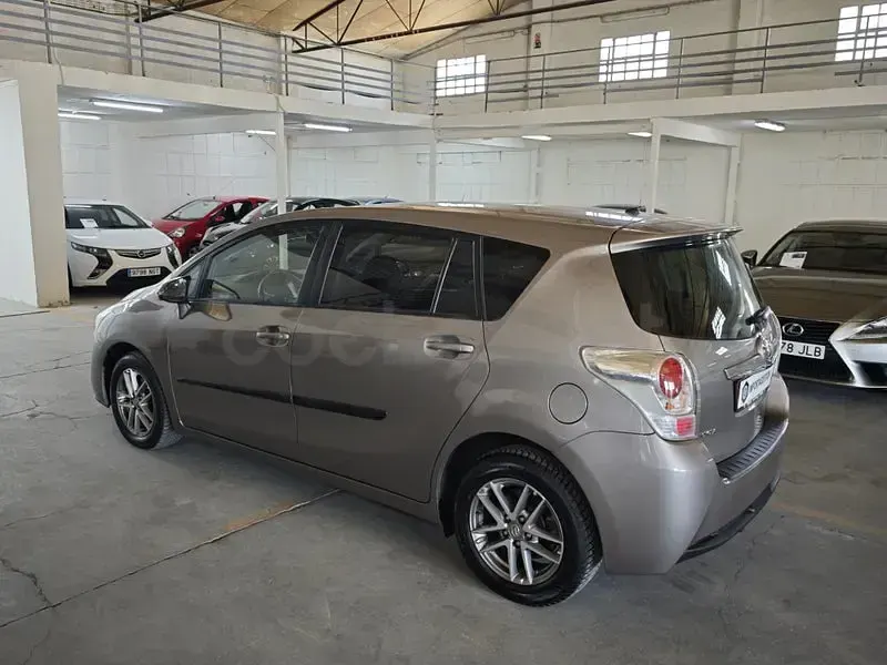 Usado Toyota Verso Advance 147 CV (108 kW) 2015 Gris / plata Monovolumen