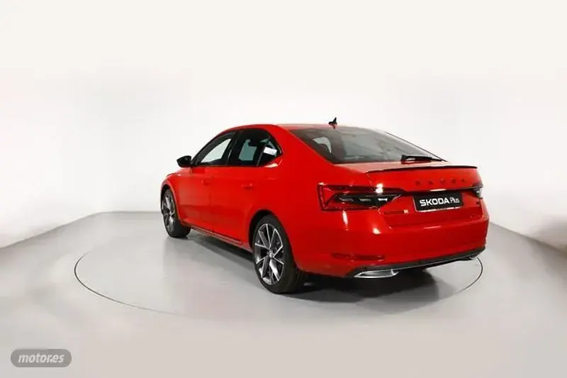 Usado Skoda Superb SportLine 218 CV (160 kW) 2024 Rojo Berlina
