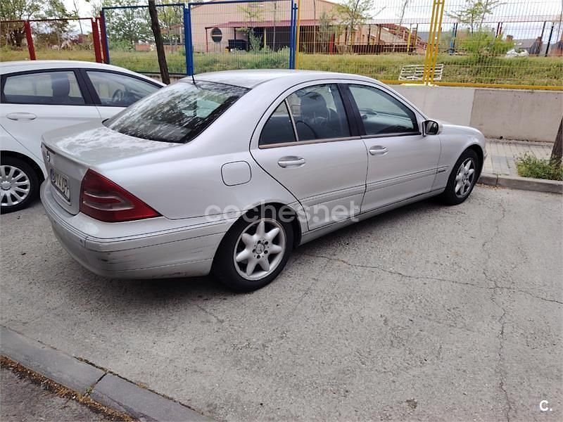 Usado Mercedes E270 Classic 170 CV (125 kW) 2002 Gris / plata Berlina